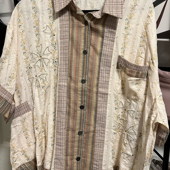 POL Printed Button Down Patchwork Short Sleeve Shirt. - Picture 2 of 2